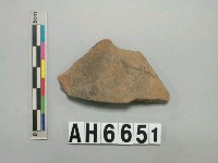 藏品(灰褐色細砂陶片)的圖片